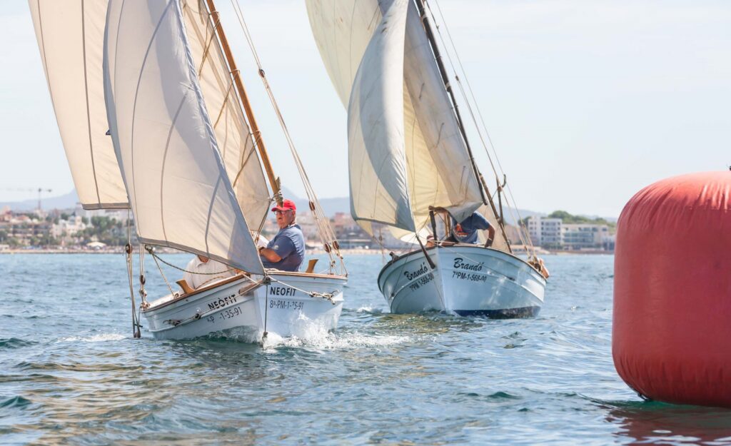 La Diada de Vela Llatina larga amarras con buen viento en la Bahía de Palma