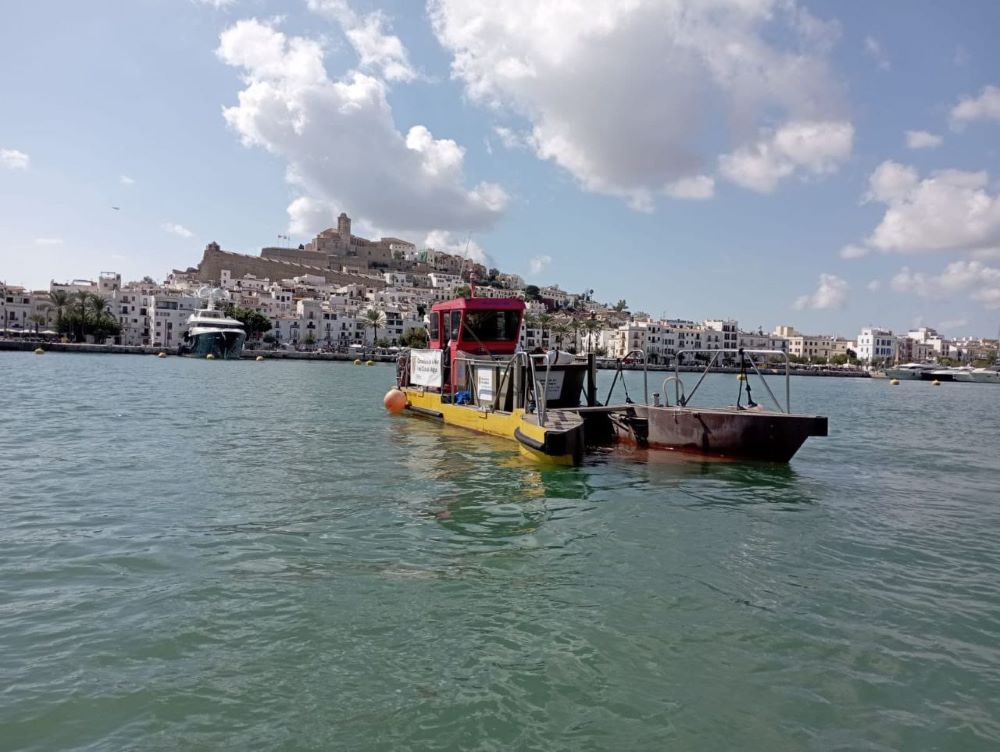 Refuerzan la limpieza del litoral en Ibiza tras las lluvias torrenciales