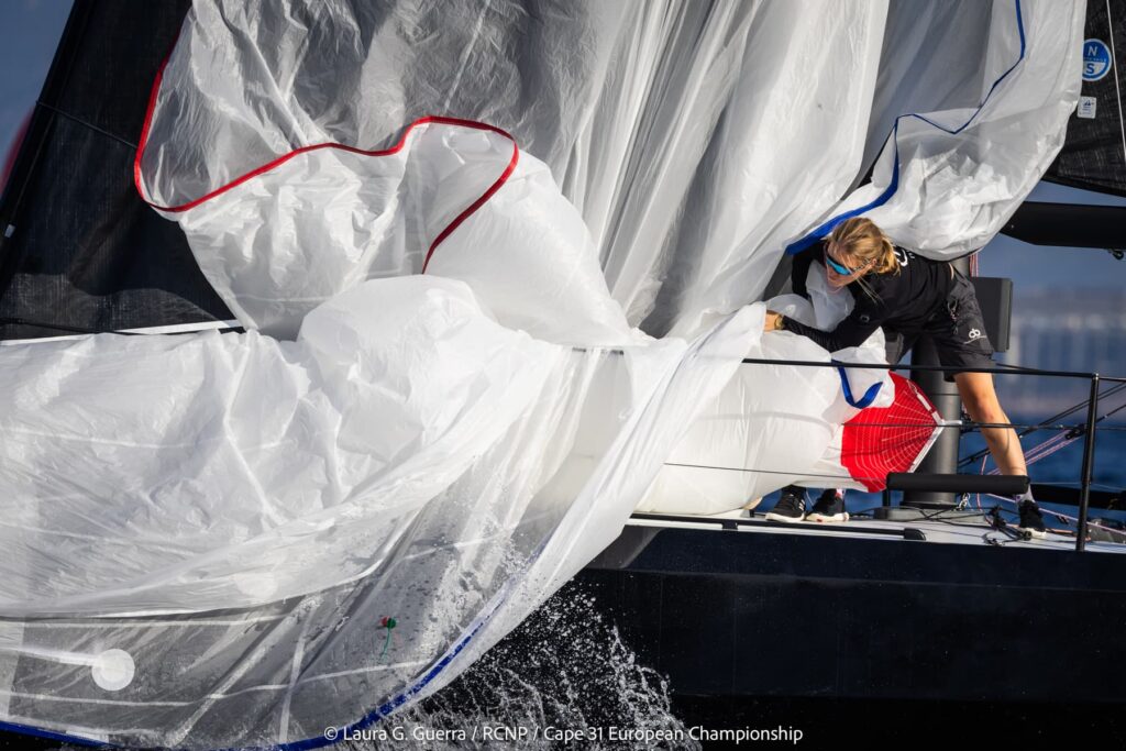 El Stig toma el mando en el Europeo de Cape 31 tras una jornada condicionada por el viento