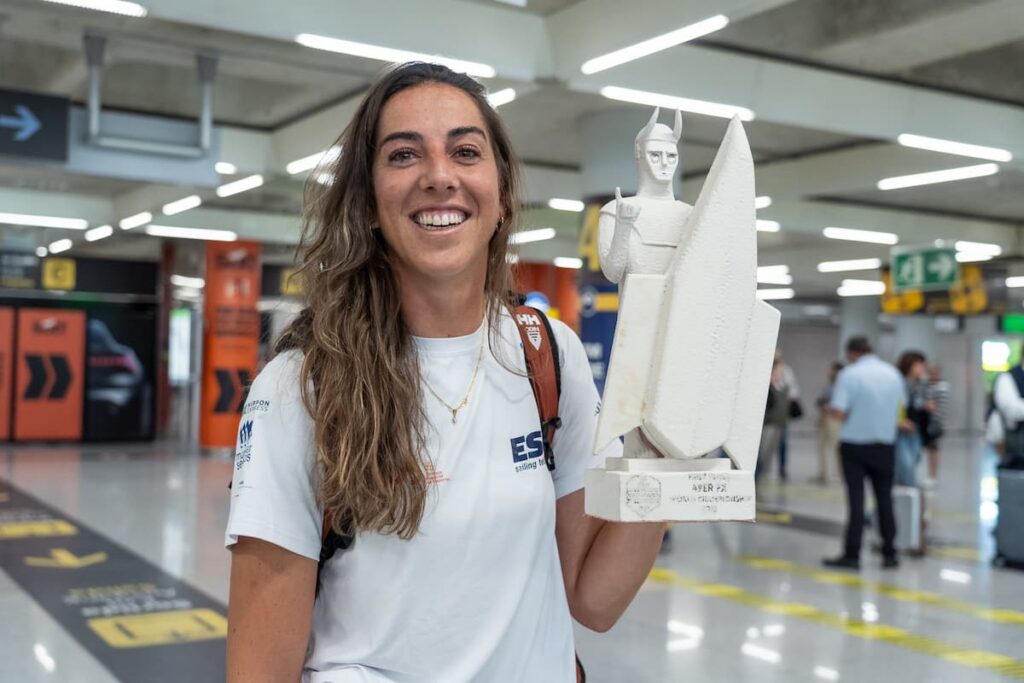 Bienvenida de oro para Paula Barceló en el aeropuerto de Palma