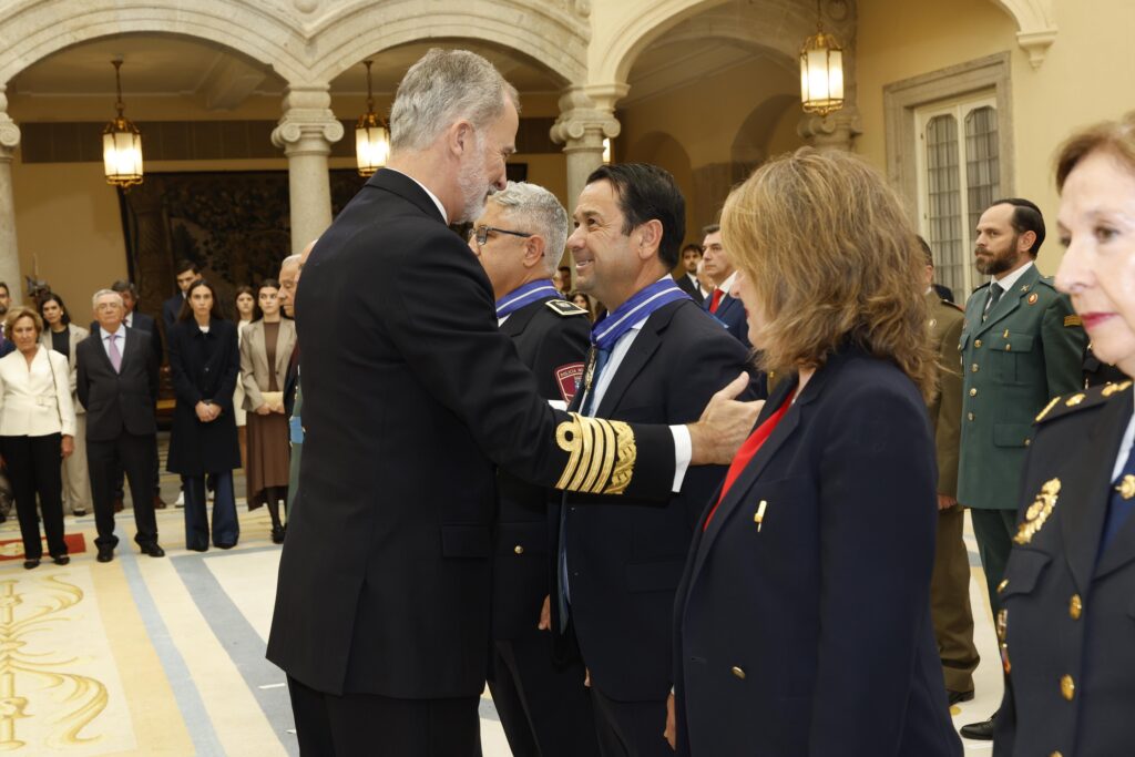 El Rey Felipe VI impone la Encomienda al Mérito Civil a Manuel Fraga