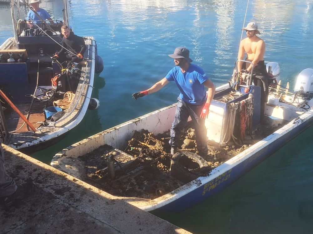 Una inmersión por un fondo más limpio en Marina Port de Mallorca