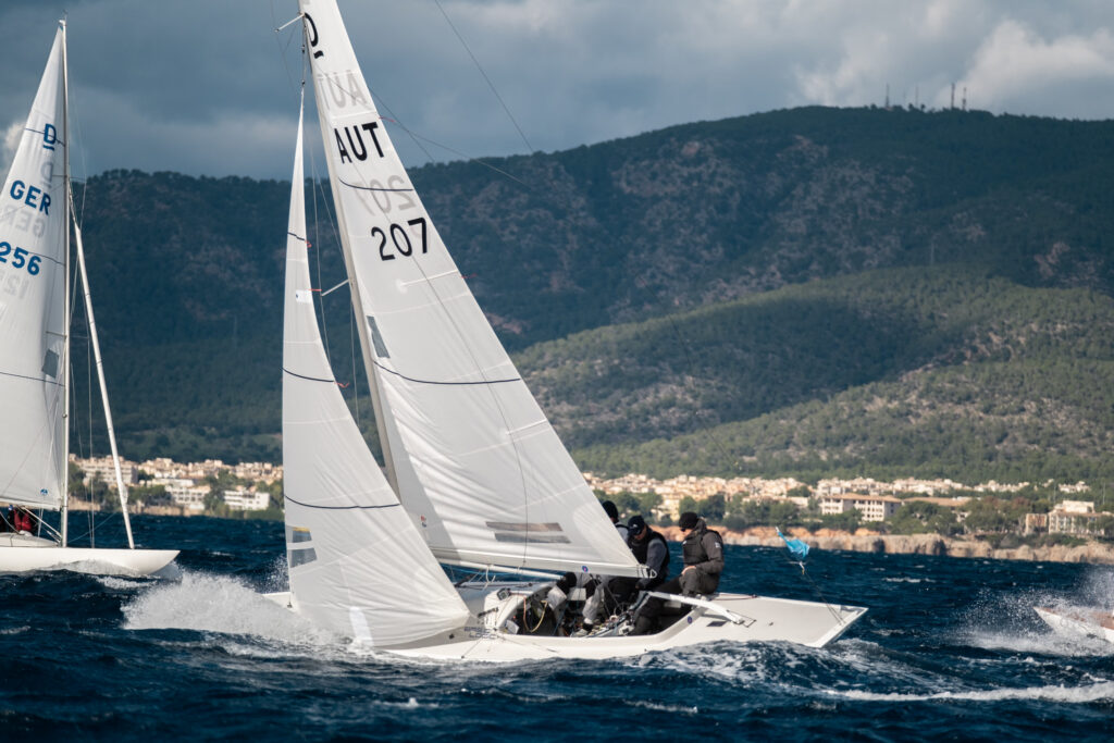 El fuerte viento retrasa el estreno de la IX Puerto Portals Dragon Winter Series