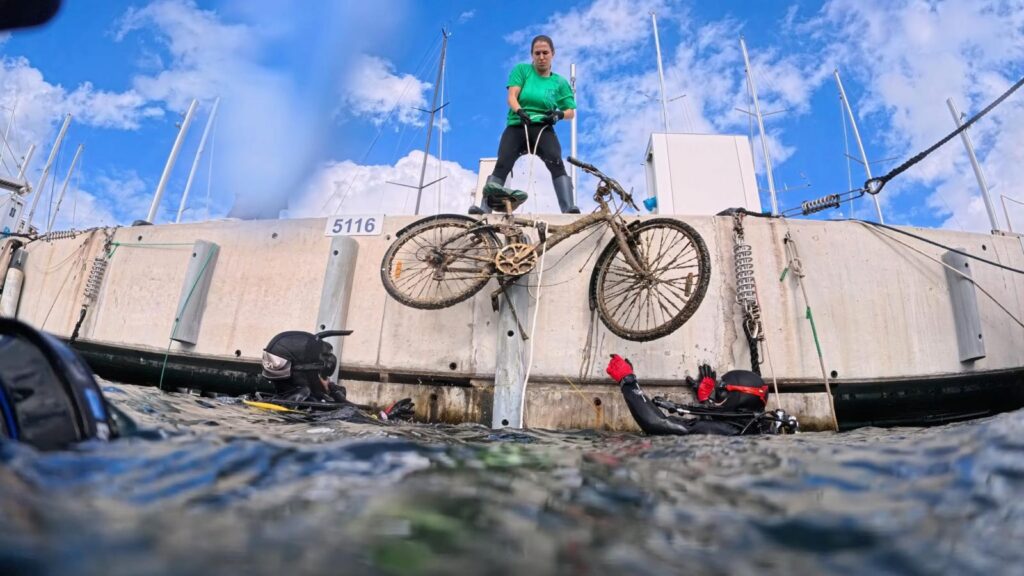 Récord de buzos en la limpieza del fondo marino de Club de Mar-Mallorca