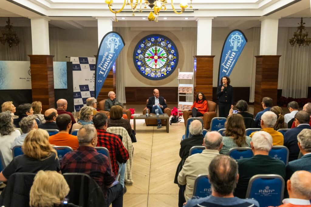 Lleno absoluto en la presentación de ‘Navegar es necesario’, el primer libro de Miguel Félix Chicón