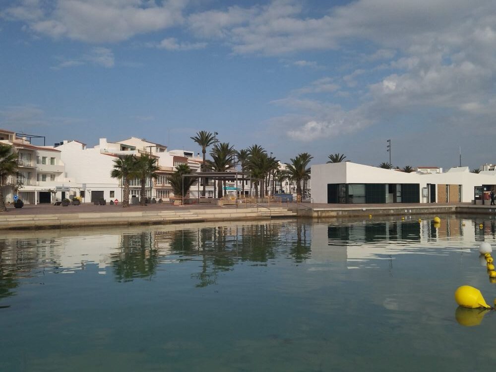 El puerto de Fornells cuenta con una nueva pérgola en la plaza des Pla