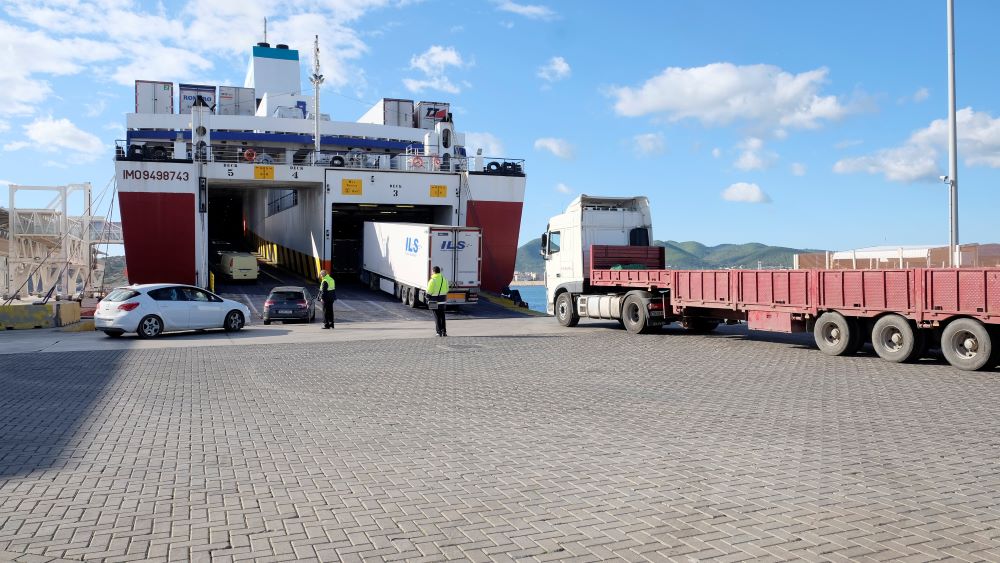 Restringir la llegada de pasajeros con su vehículo en ferry aumenta la huella de carbono