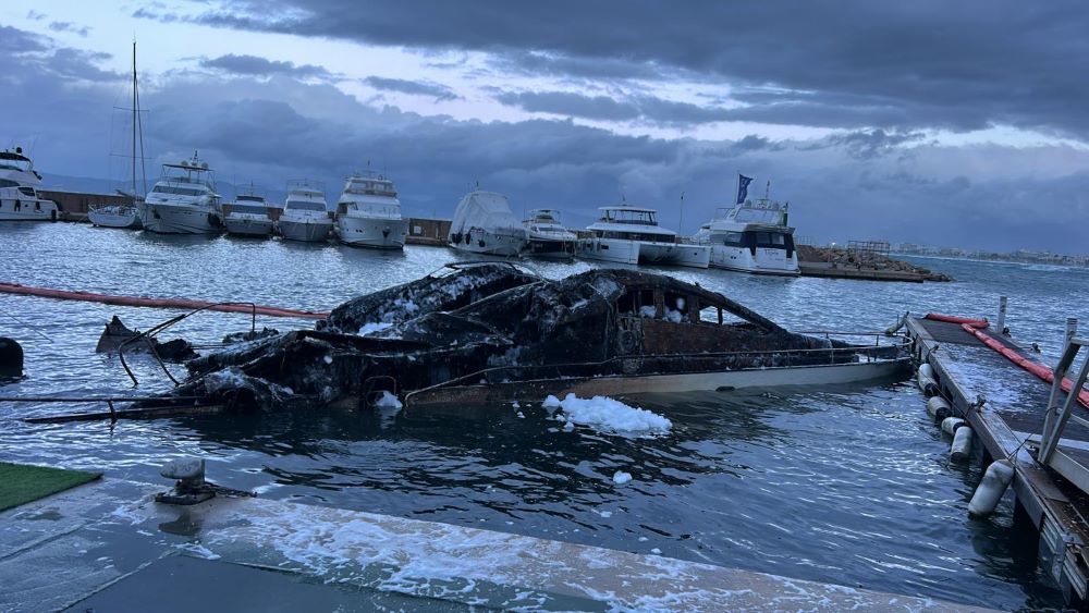 Retiran los restos del yate incendiado y hundido en el CN Arenal