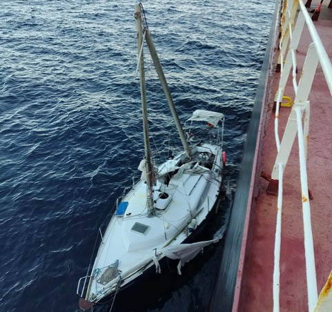 Un avión de Frontex localiza sano y salvo al ocupante del Admirante