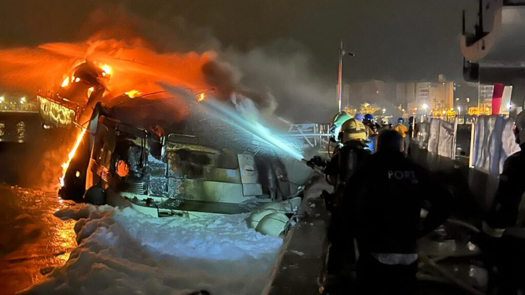 Un incendio calcina y hunde una embarcación amarrada en el Club Nàutic Arenal