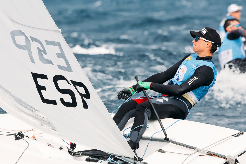 Tim Lubat se cuelga la plata Sub19 en el Mundial de ILCA 7