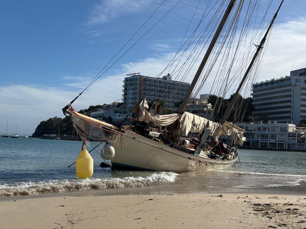 Un pedazo de historia marítima varado en la playa de Palmanova