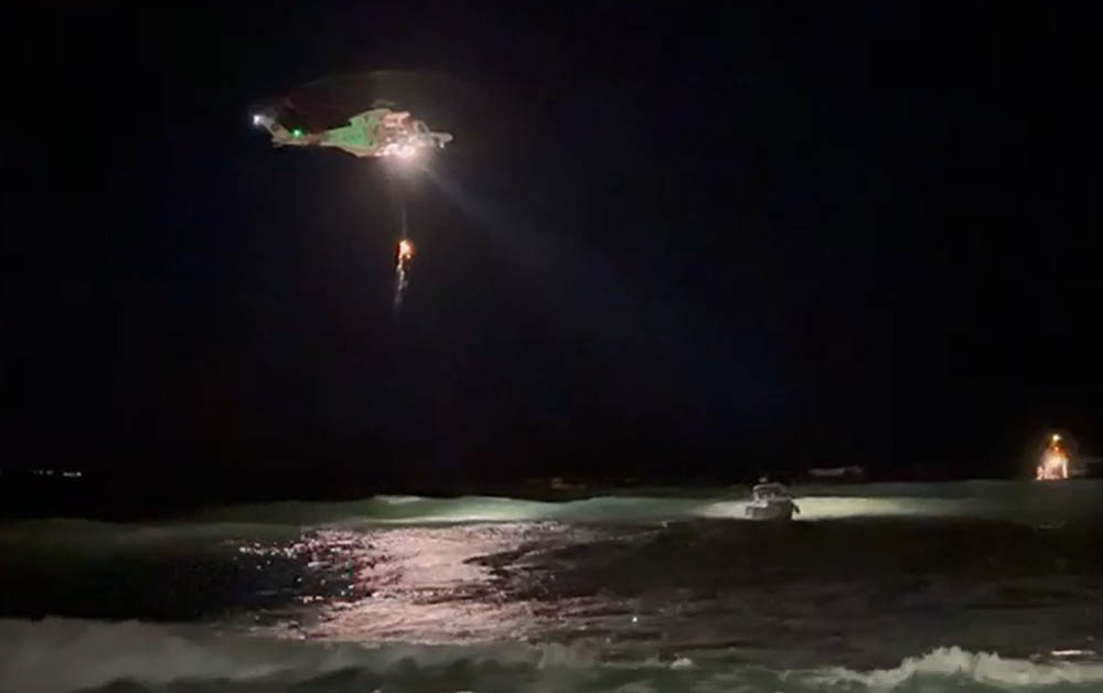 Rescatan en helicóptero al patrón de una embarcación frente al Portixol