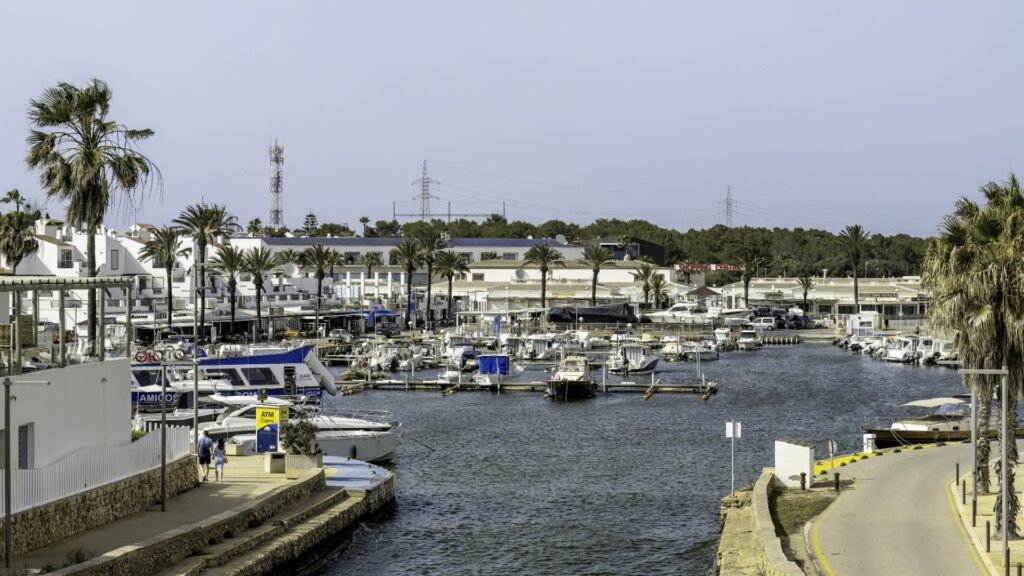 Ni prórroga ni gestión directa: el puerto de Cala en Bosch sale a concurso