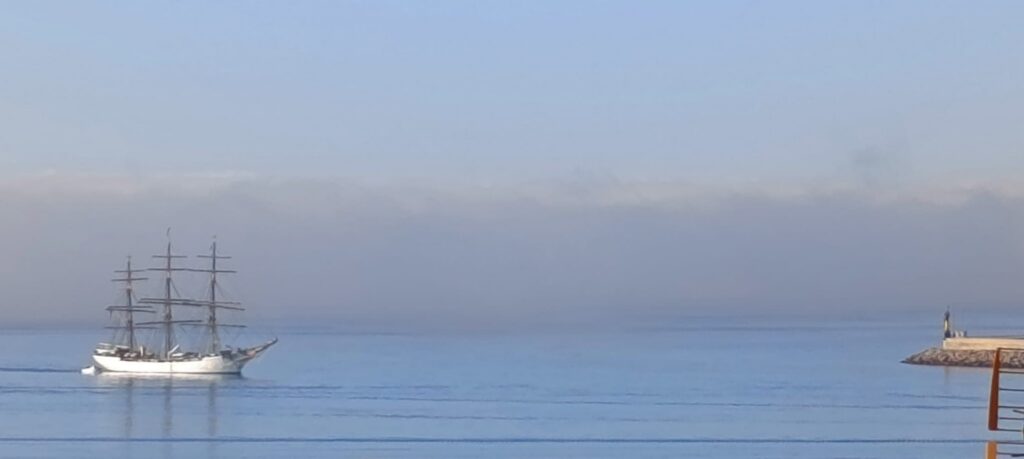 El buque escuela danés emerge entre la niebla en la Bahía de Palma