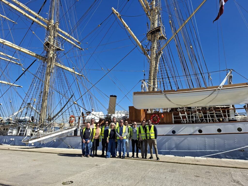 Mayoría de mujeres y pernoctaciones en hamacas en el buque escuela danés amarrado en Palma