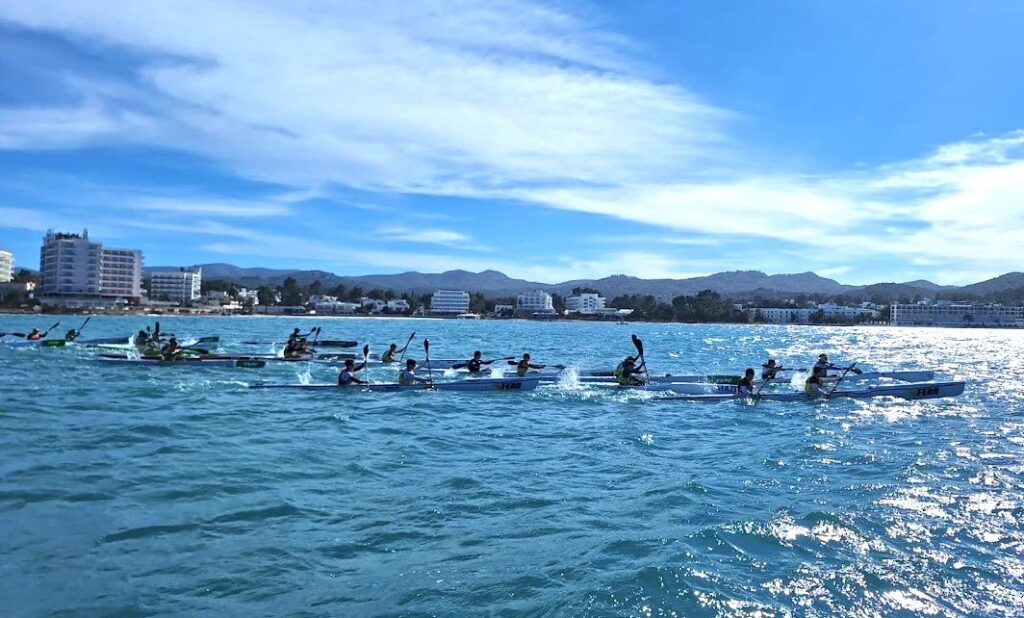 La mala mar no frenó la Copa Balear de Kayak de Mar