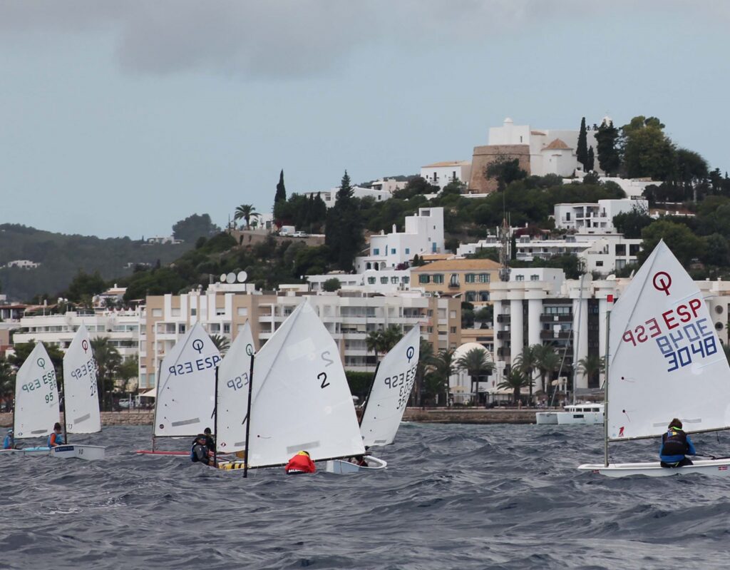 80 deportistas participan en el Trofeo Fiestas Patronales de vela ligera