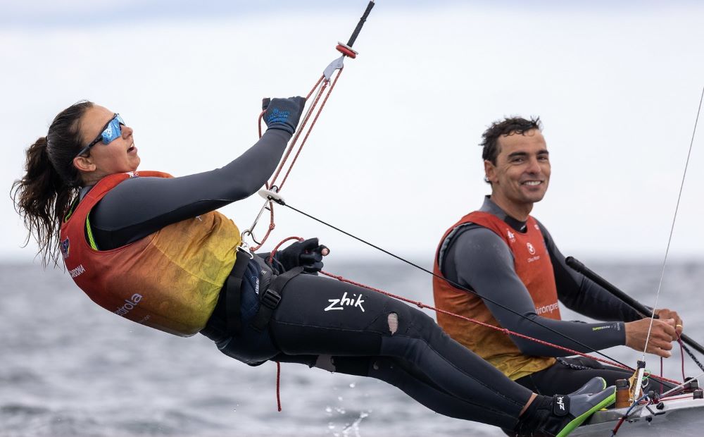 Jordi Xammar y Marta Cardona lideran el Europeo de 470