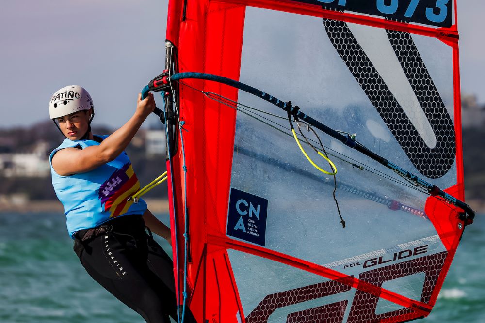 La cantera balear empieza liderando la iQFOiL Games de Cádiz