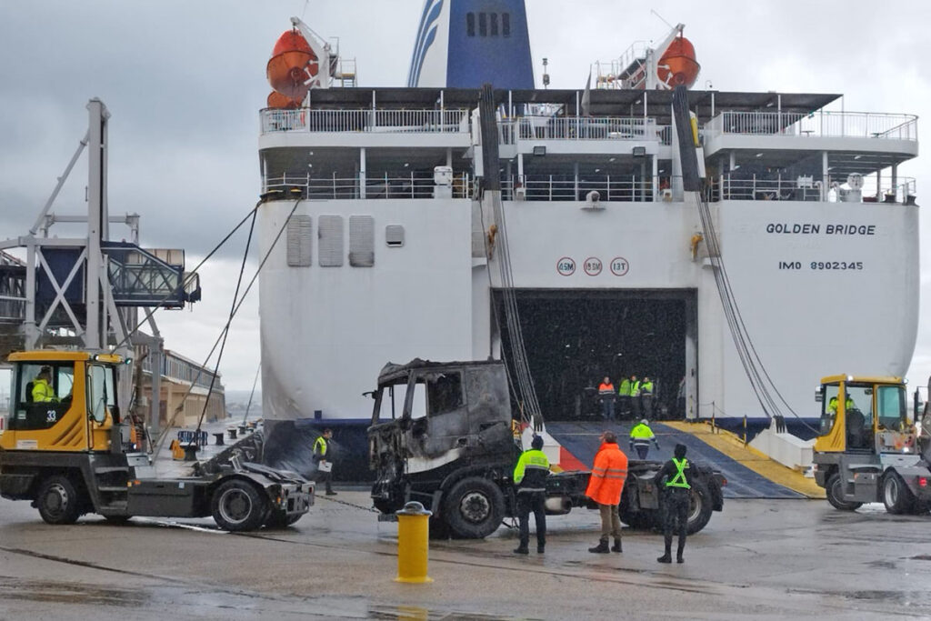 Así quedó el camión que originó el incendio a bordo de un ferry de GNV con más de 200 personas a bordo