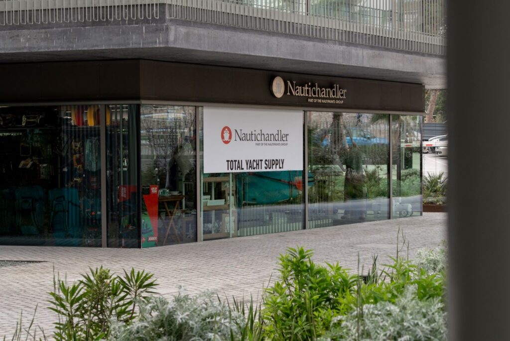 Nautichandler abre una nueva tienda náutica en Club de Mar Mallorca