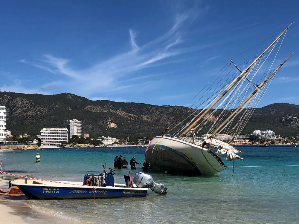Rescatan el velero histórico Owl tras tres meses varado en Palmanova